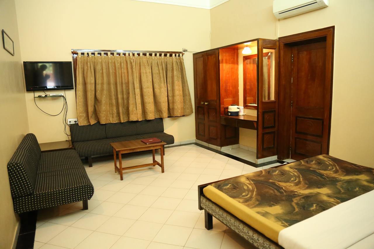 Hotel Siddhartha Palace Ahmedabad Eksteriør billede