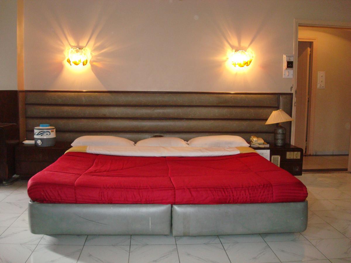 Hotel Siddhartha Palace Ahmedabad Eksteriør billede