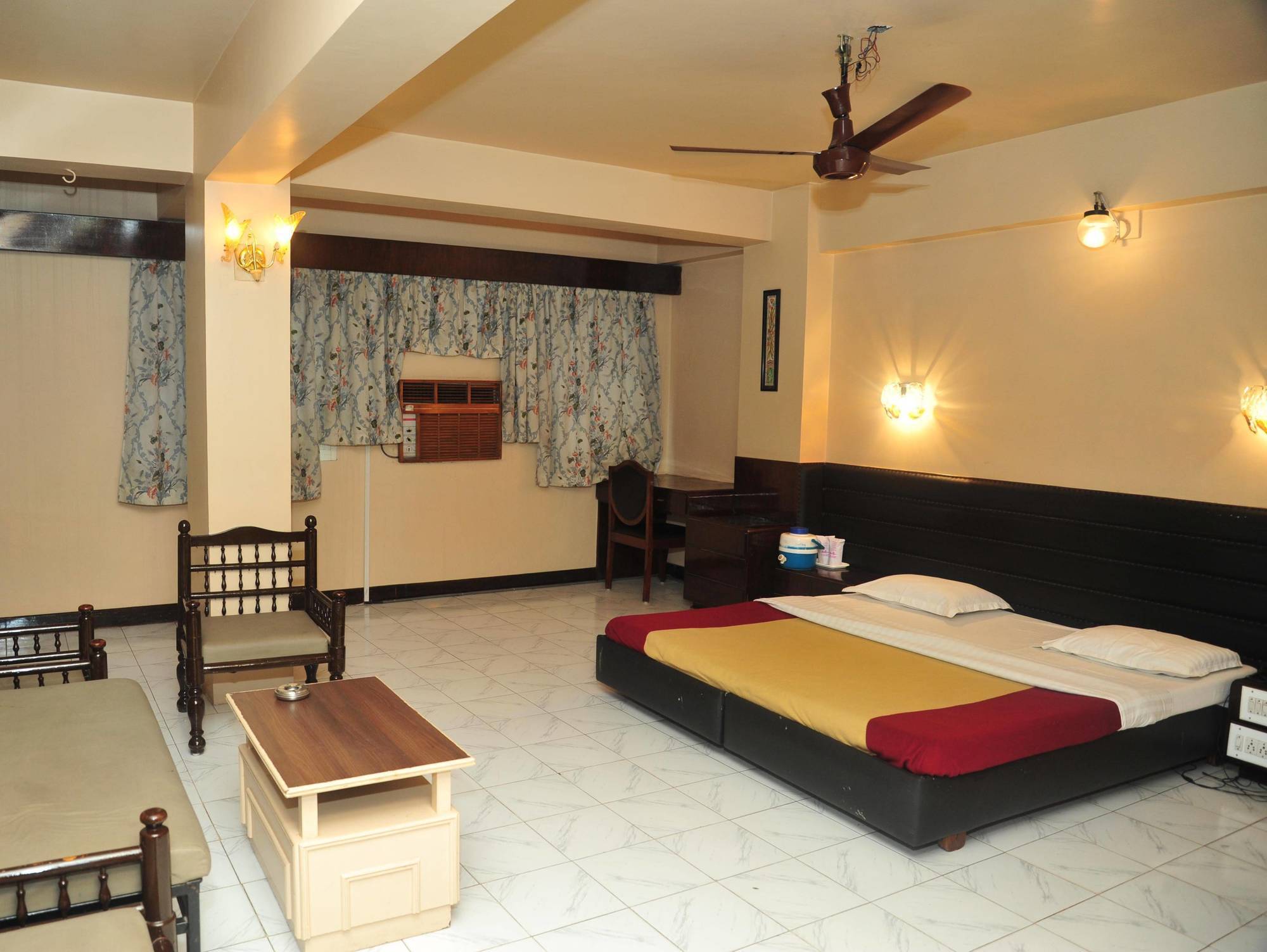 Hotel Siddhartha Palace Ahmedabad Eksteriør billede