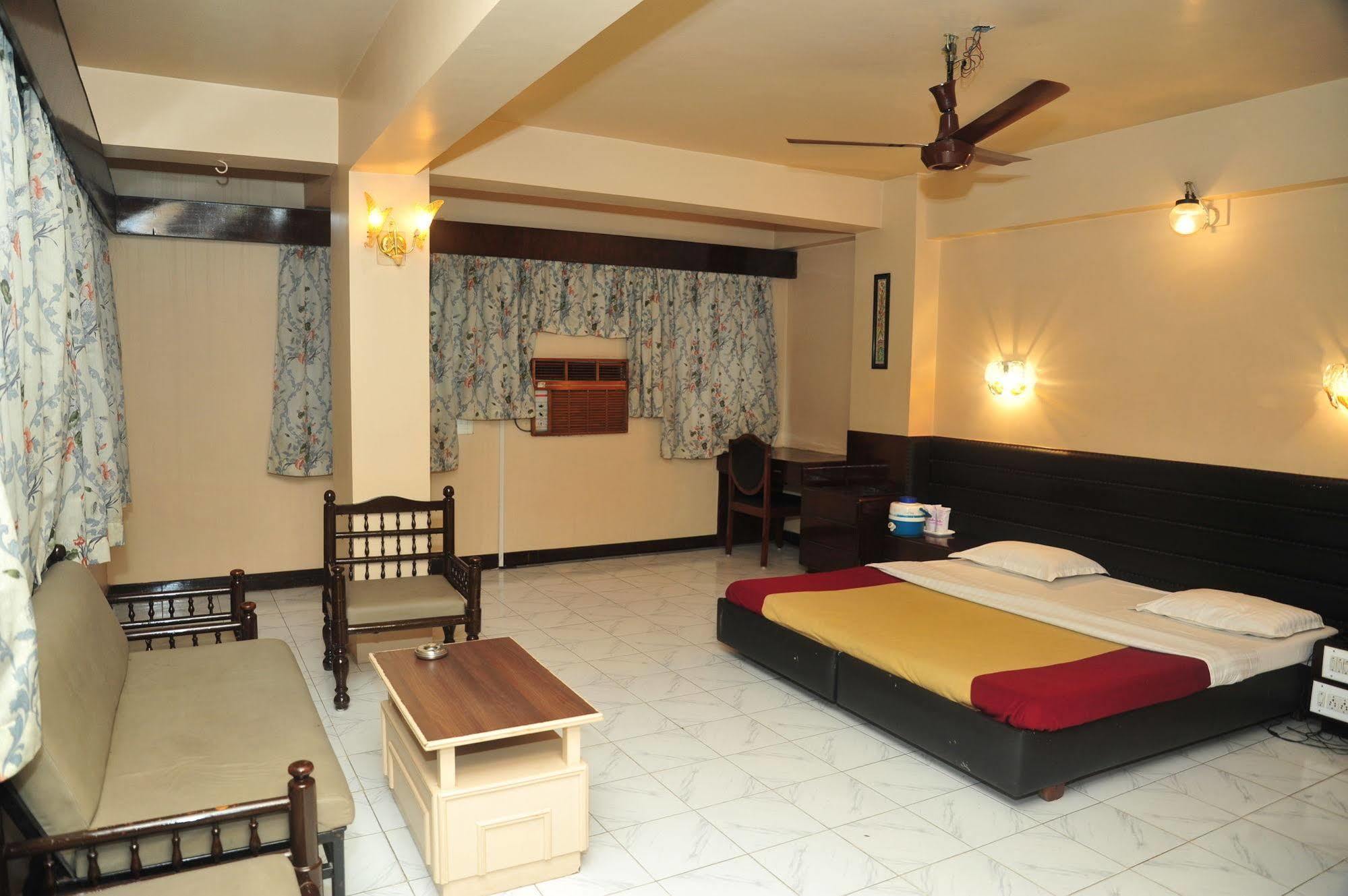 Hotel Siddhartha Palace Ahmedabad Eksteriør billede