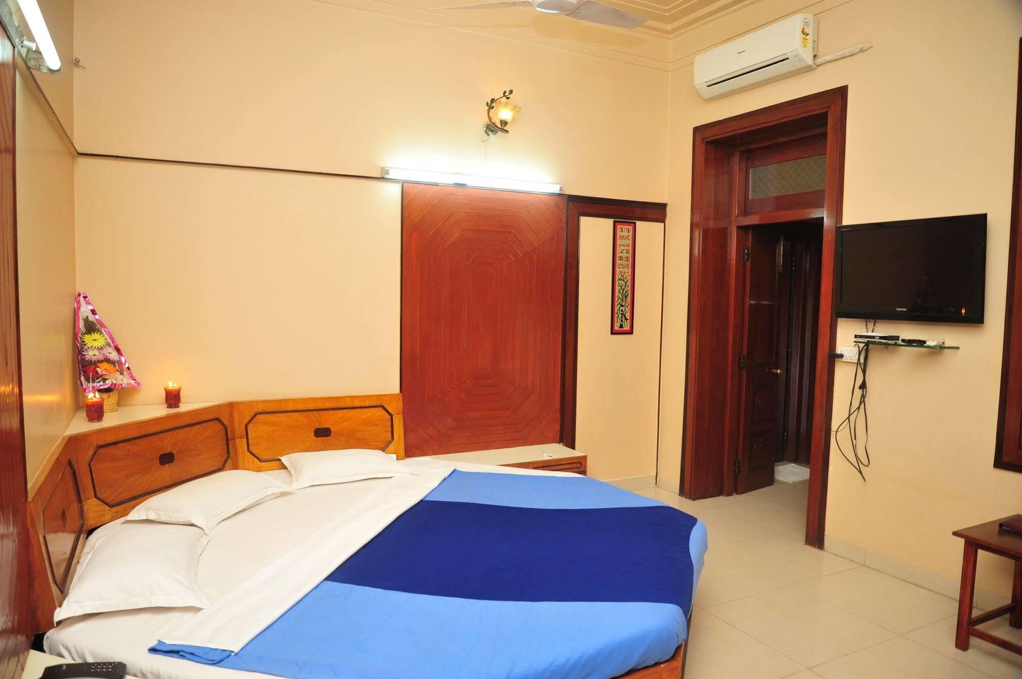 Hotel Siddhartha Palace Ahmedabad Eksteriør billede