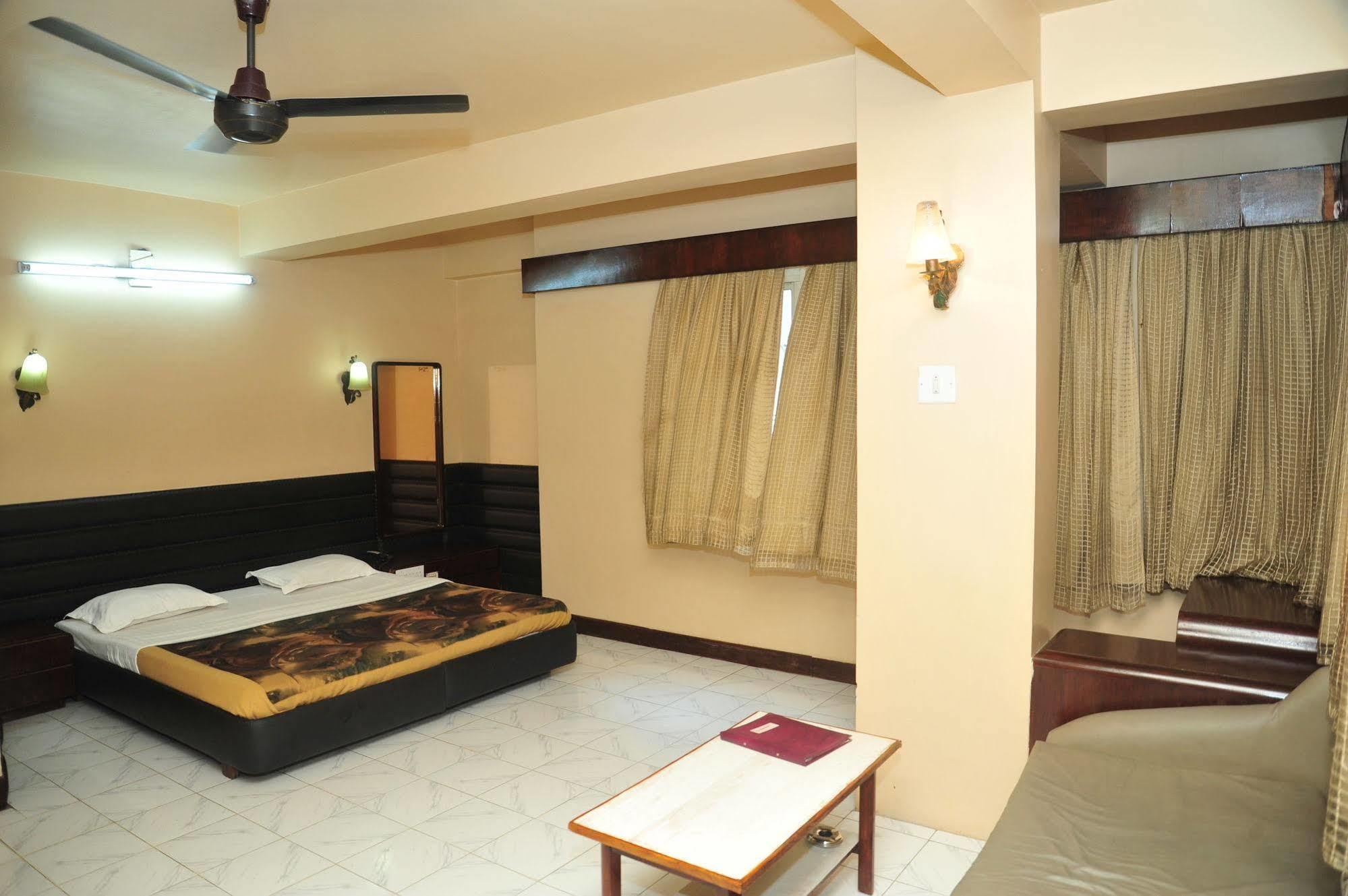Hotel Siddhartha Palace Ahmedabad Eksteriør billede