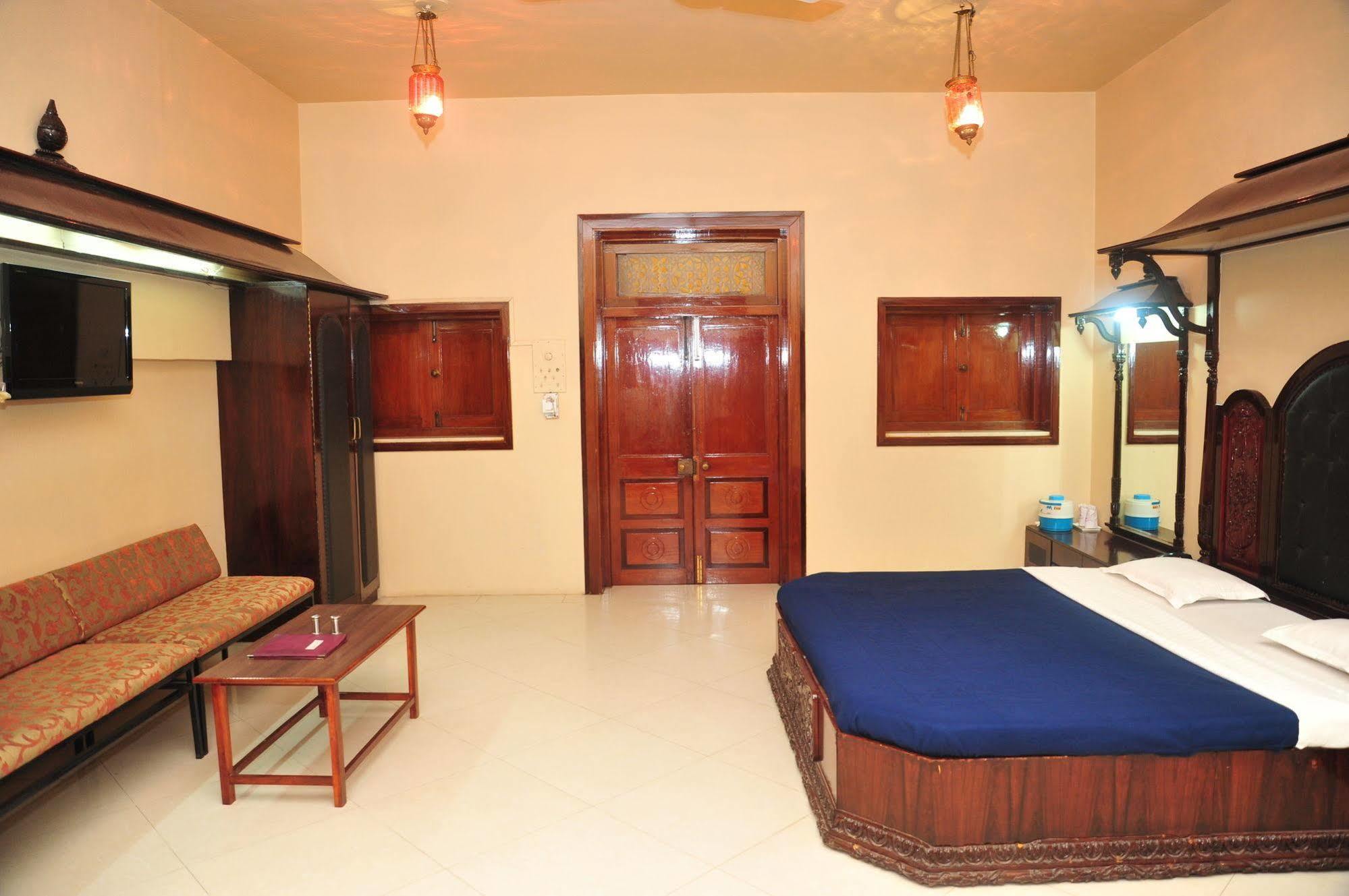 Hotel Siddhartha Palace Ahmedabad Eksteriør billede