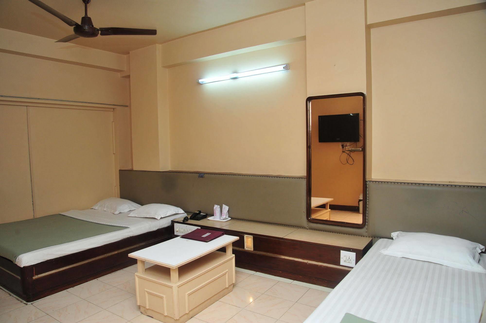 Hotel Siddhartha Palace Ahmedabad Eksteriør billede