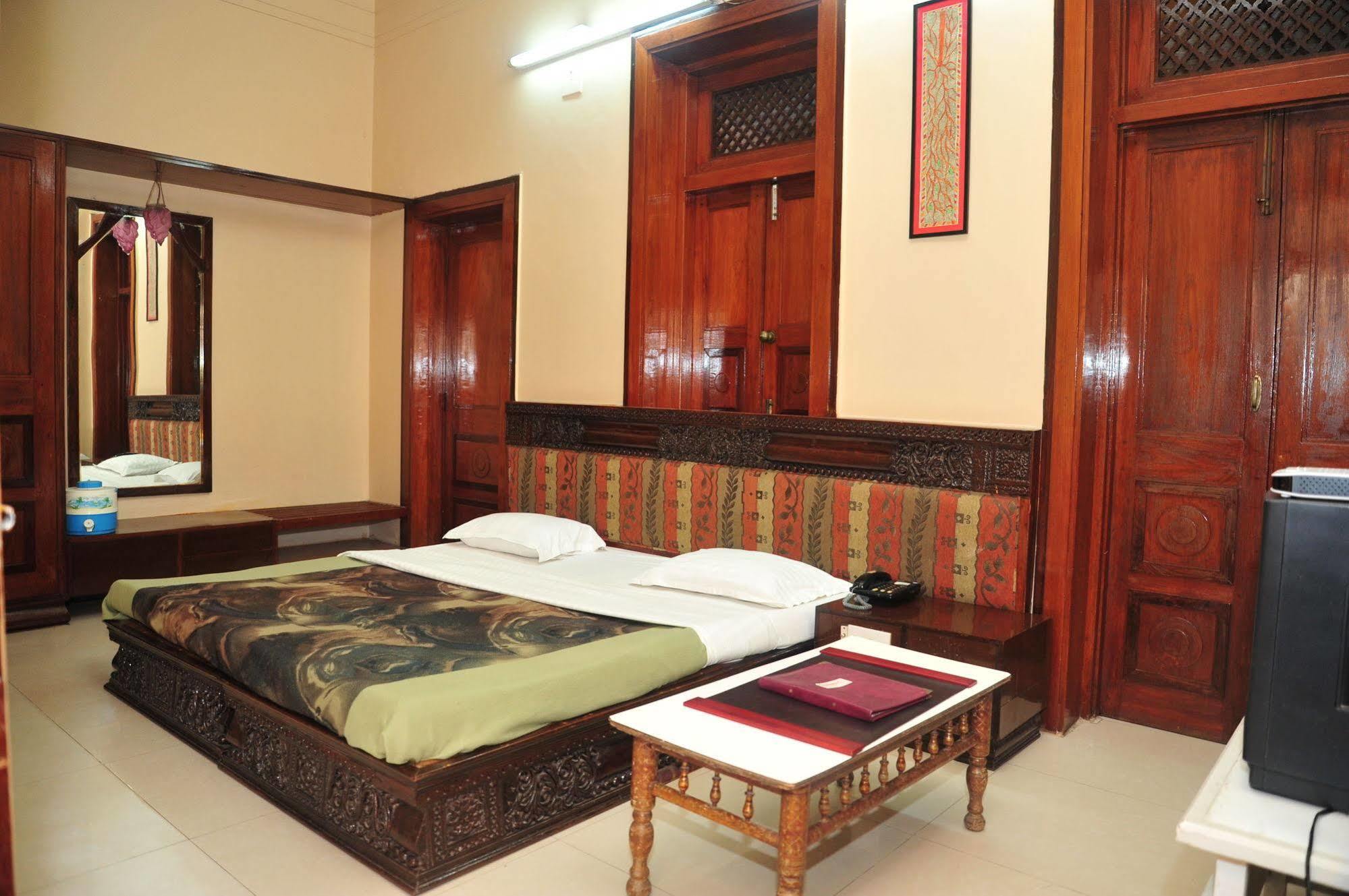 Hotel Siddhartha Palace Ahmedabad Eksteriør billede