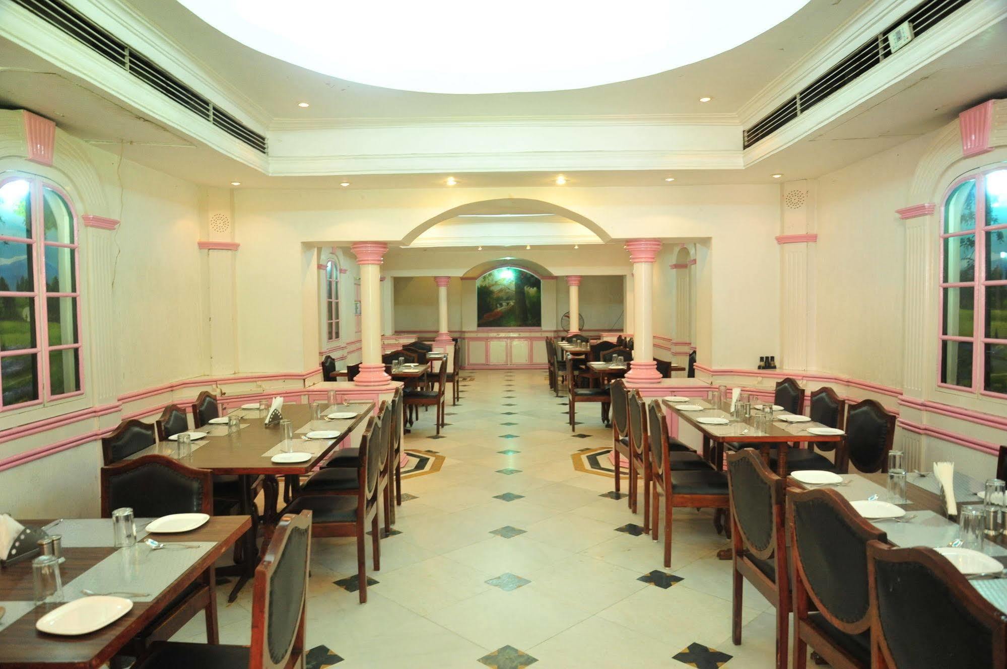 Hotel Siddhartha Palace Ahmedabad Eksteriør billede
